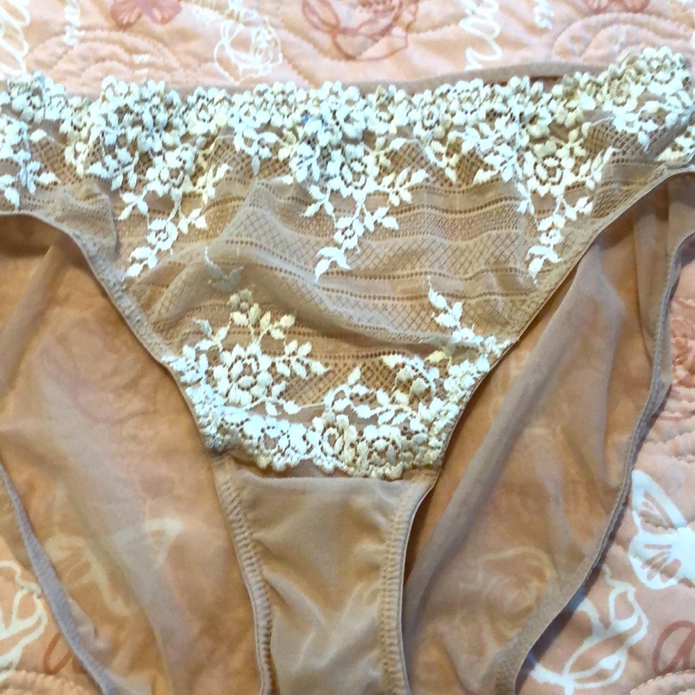NEW,Women’s WACOAL mid rise/bikini underwear.Sz M